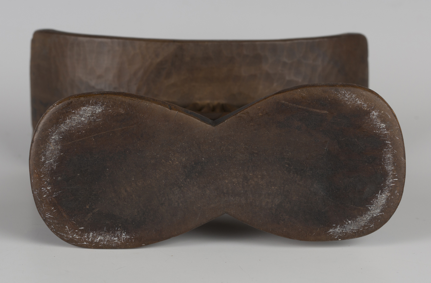 A Shona carved wooden headrest, Zimbabwe, the curved rectangular upper platform above a twin support - Image 4 of 6