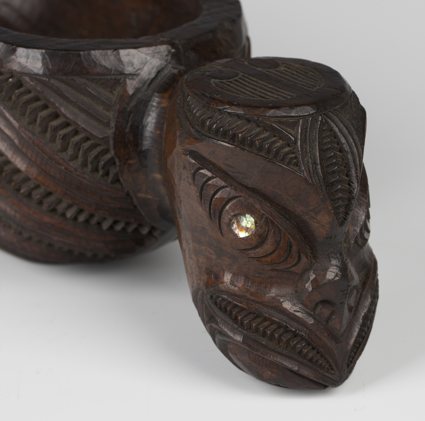 A Maori carved hardwood papa hou (treasure box), probably early 20th century, the ovoid body - Image 2 of 6