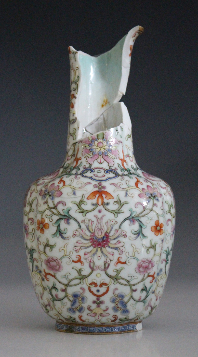 A Chinese Imperial famille rose enamelled porcelain vase, Qianlong or Jiaqing mark and of the - Image 7 of 8