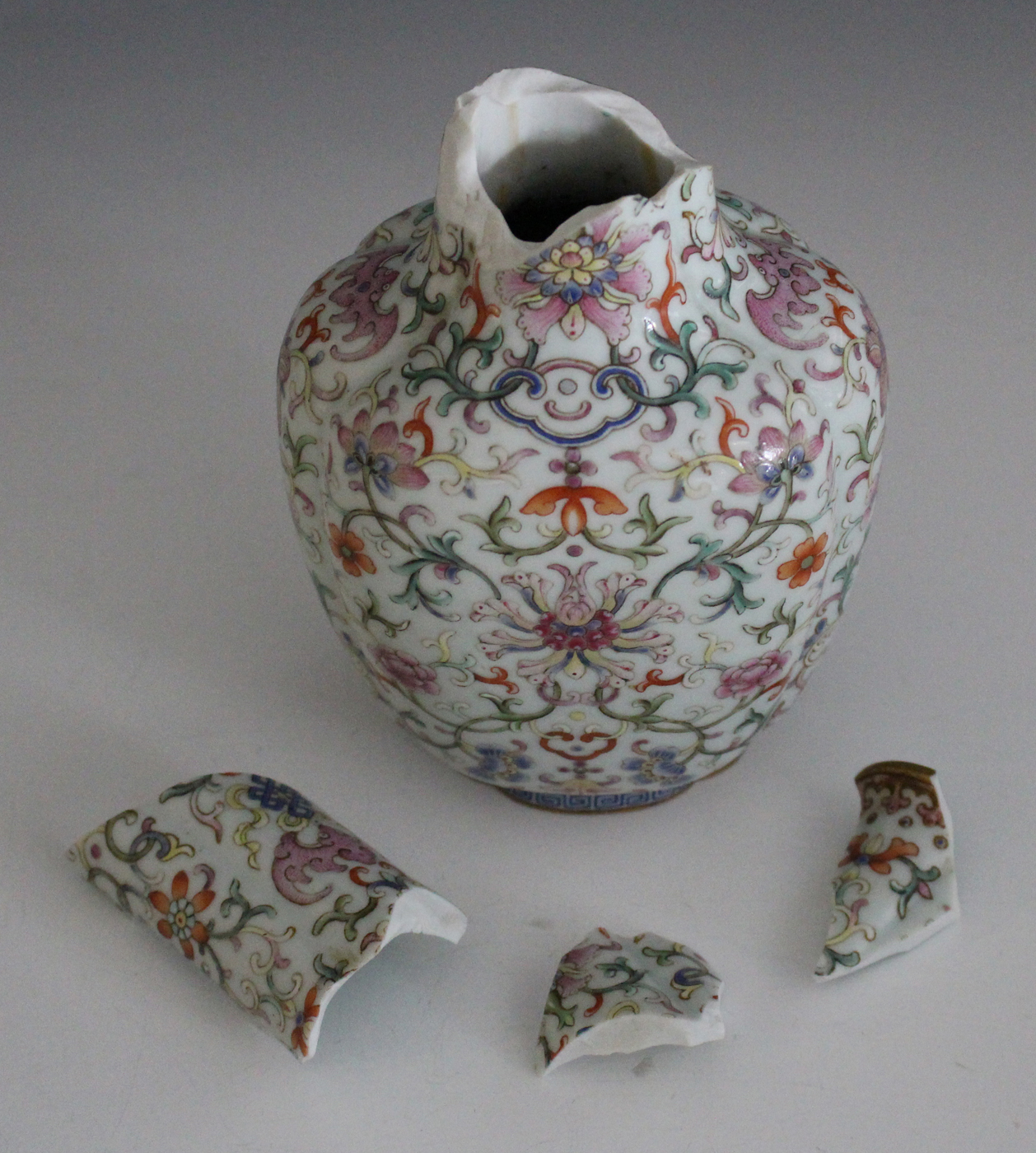 A Chinese Imperial famille rose enamelled porcelain vase, Qianlong or Jiaqing mark and of the - Image 3 of 8