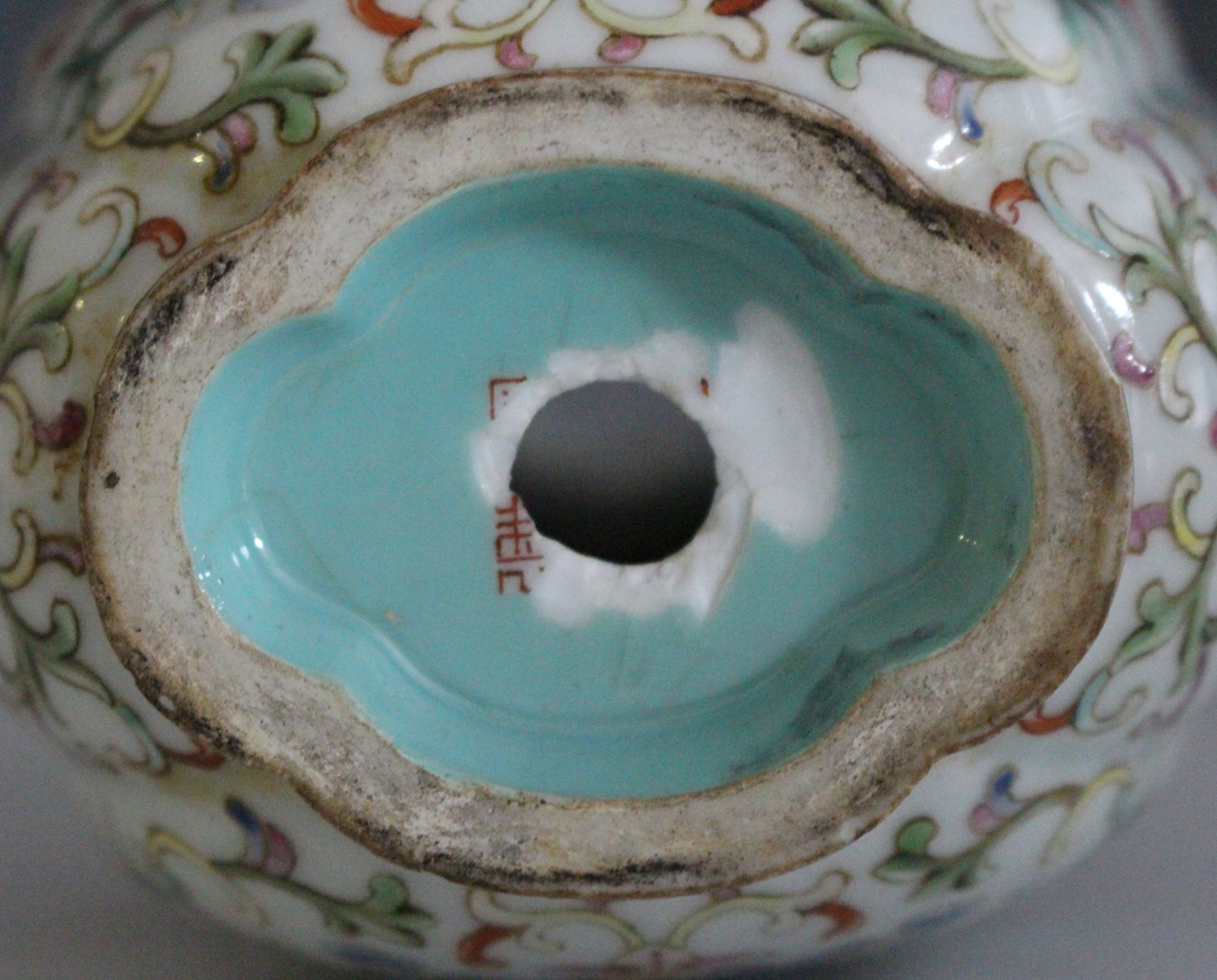 A Chinese Imperial famille rose enamelled porcelain vase, Qianlong or Jiaqing mark and of the - Image 5 of 8