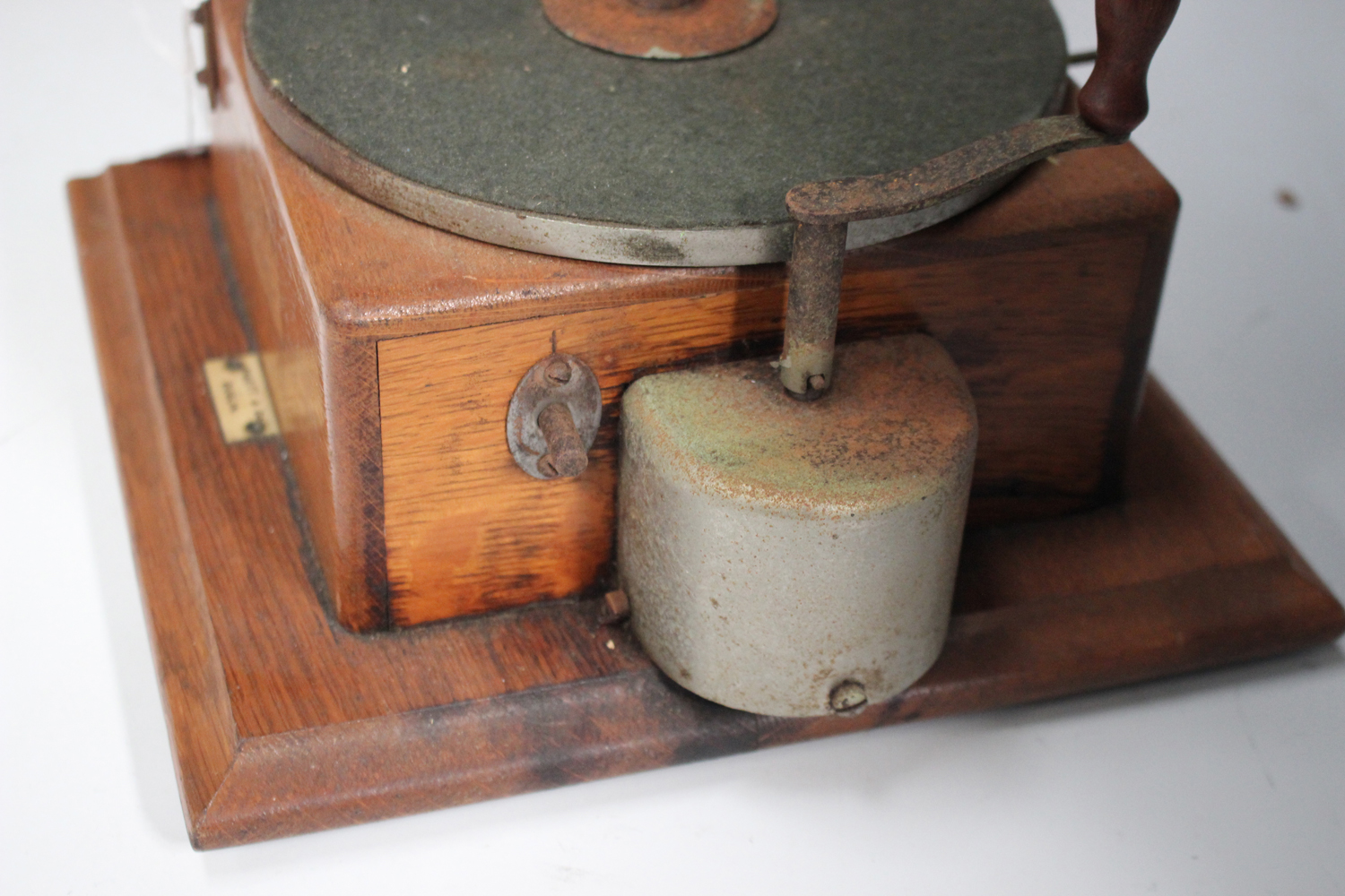 A late 19th century Berliner gramophone by 'The Gramophone Company', with clockwork motor and - Image 4 of 10