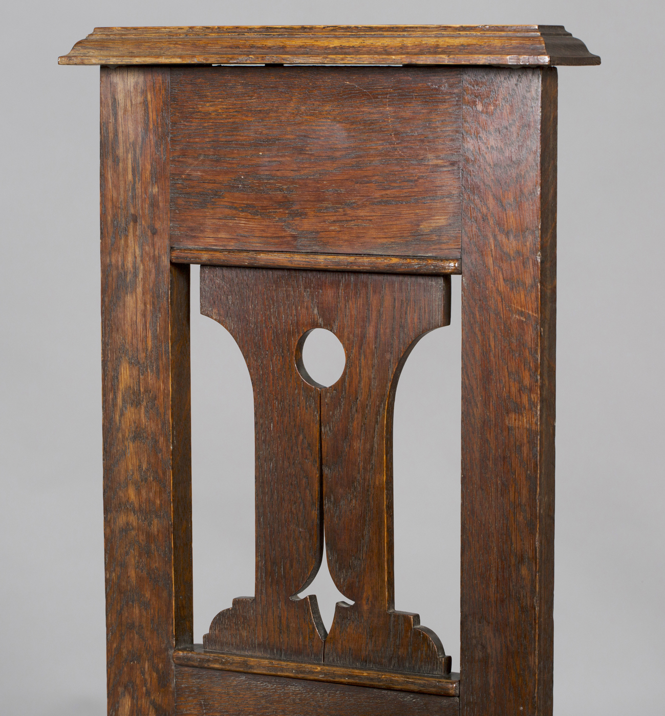 An Edwardian Arts and Crafts oak window seat, the solid seat flanked by pierced sides, the block - Image 2 of 2