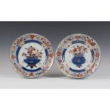 A pair of Chinese Imari export porcelain circular dishes, Kangxi period, each painted with a central