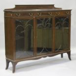 An Edwardian mahogany and satinwood crossbanded bookcase cabinet by Edwards & Roberts, fitted with