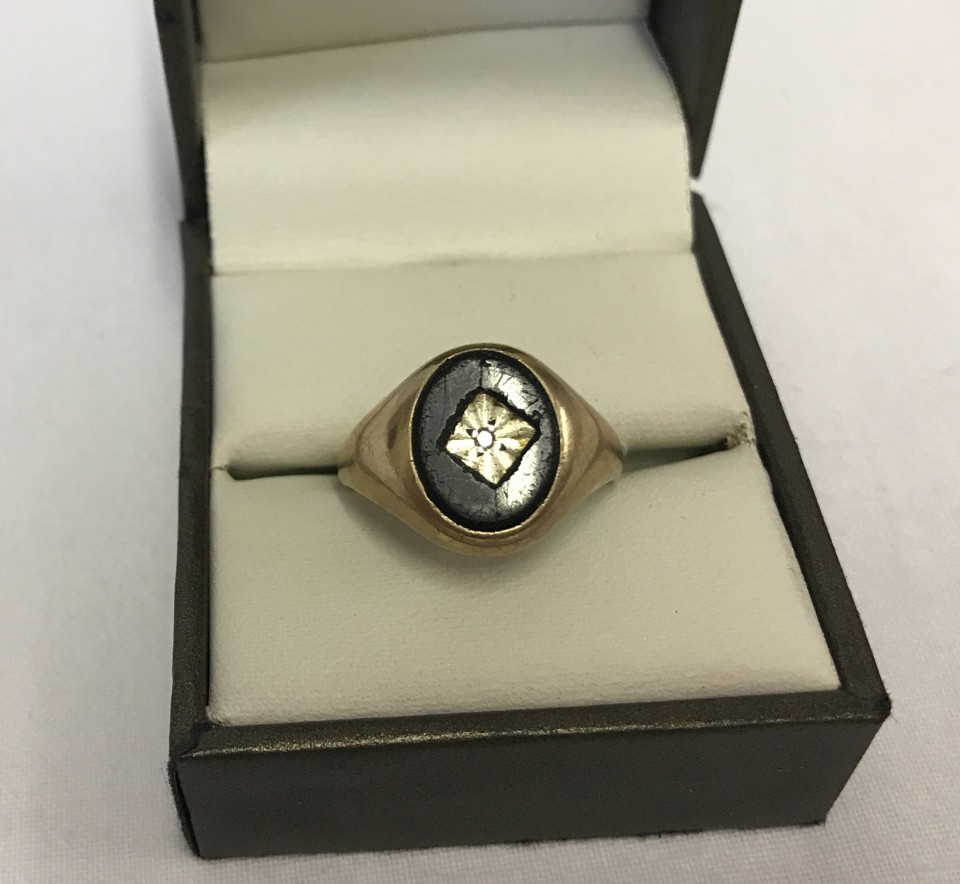 9ct gold gents signet ring with small central diamond set into oval onyx.