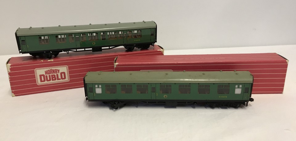 2 boxed Hornby Dublo corridor coaches. In BR green livery.