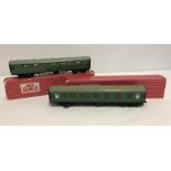 2 boxed Hornby Dublo corridor coaches. In BR green livery.