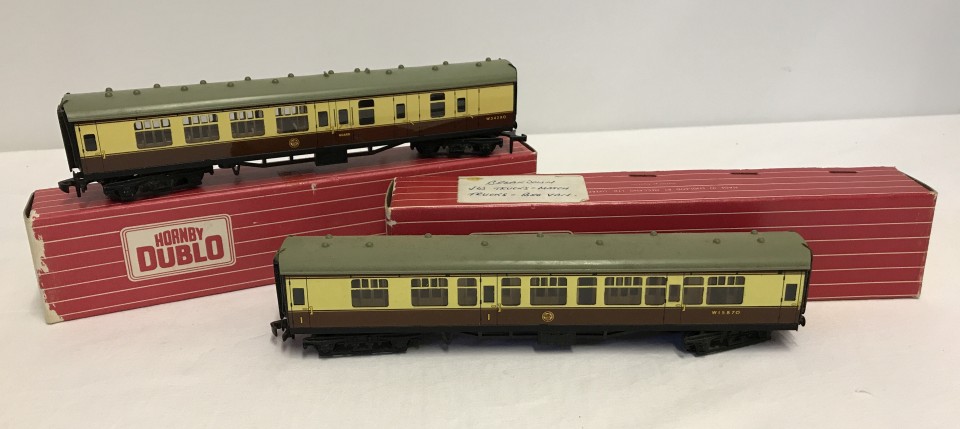 2 boxed Hornby Dublo corridor coaches. In BR cream & brown livery.