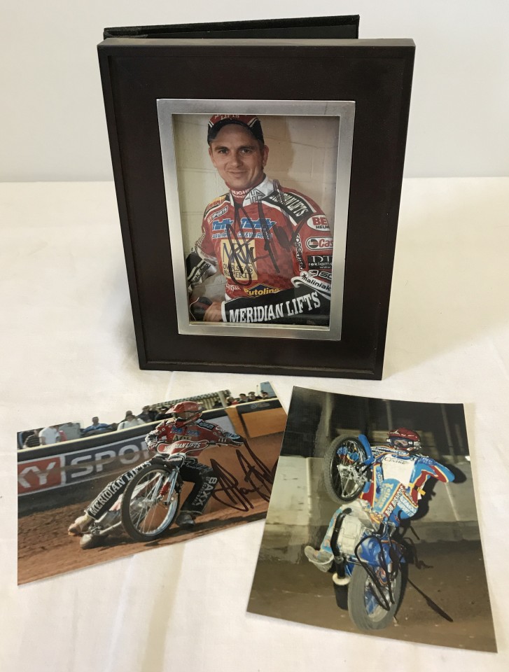 A collection of 16 signed speedway rider photographs c2000.