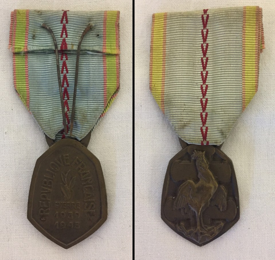 A WWII pattern French War Medal.