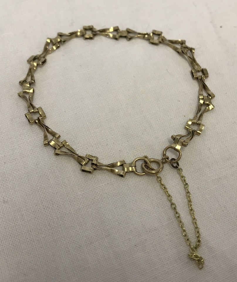 9ct gold bracelet with fancy links and safety chain.