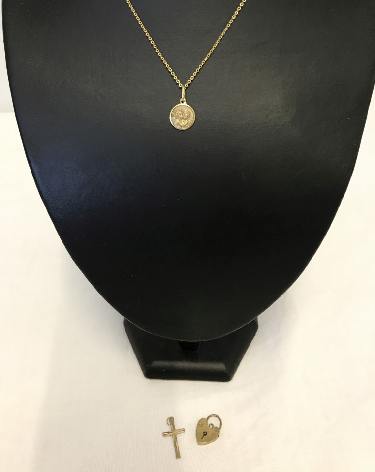 Small 9ct gold pendant (a/f) on a 9ct gold chain.