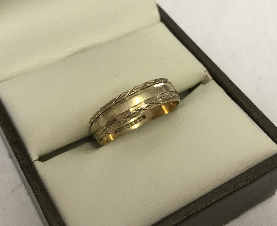 9ct gold hallmarked wedding band with engraved decoration.