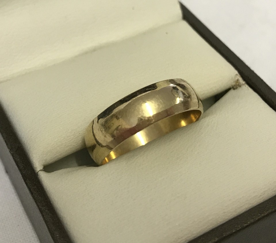 Hallmarked 9ct gold wedding band.