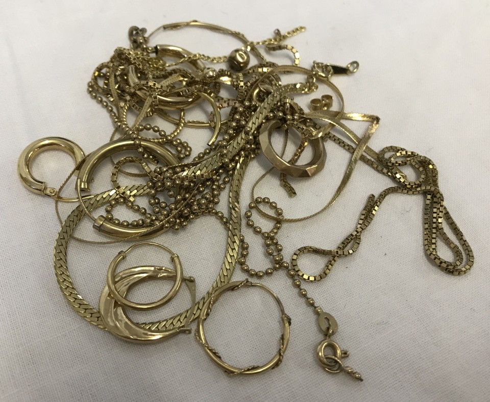 A quantity of 9ct gold scrap/broken jewellery.