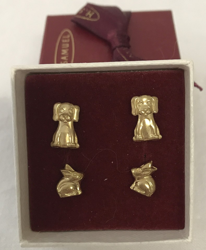 2 small pairs of 9ct gold earrings.