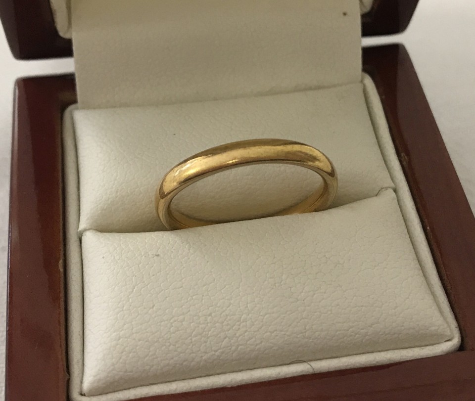 Vintage 22ct gold wedding band.