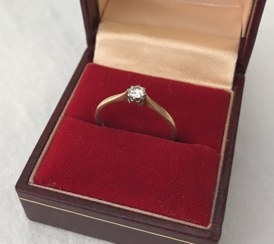 An 18ct gold & diamond solitaire ring.