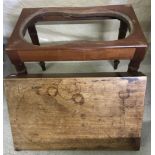 A Victorian mahogany bidet / side table with lift off lid supported on turned legs.