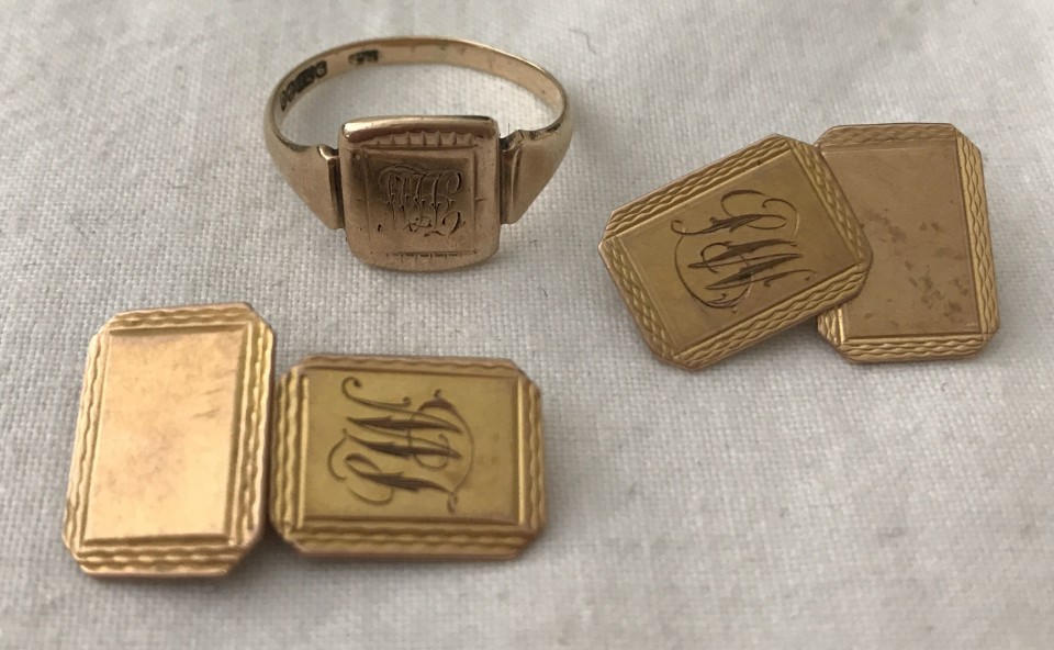 A 9ct gold men's monogrammed signet ring together with a pair of monogrammed 9ct gold cufflinks.