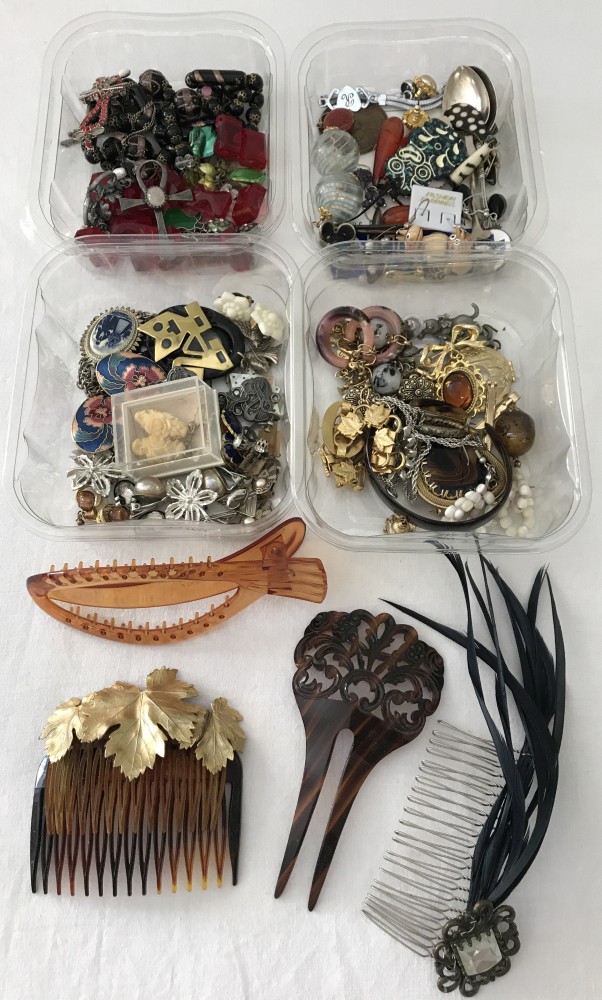 4 small trays of vintage costume jewellery to include necklaces, earrings and hair slides.