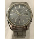 A Seiko 5 21 jewels Japan 6119-8020 mens wristwatch with stainless steel strap and silver grey face.