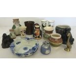 A small quantity of assorted ceramic items.