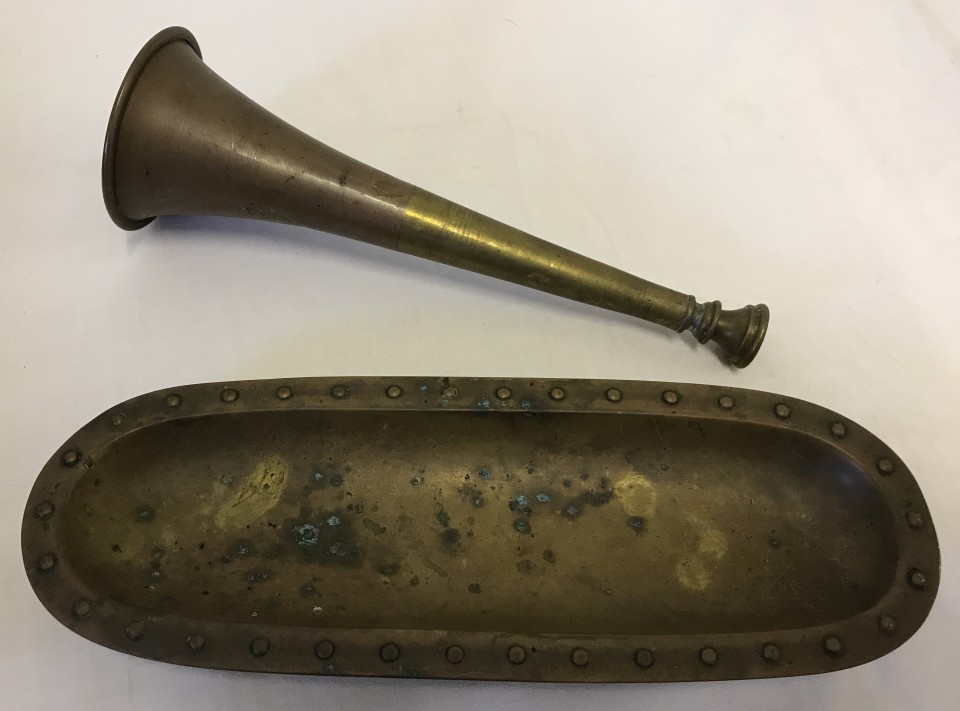 A vintage copper and brass hunting horn together with a heavy brass oval shaped dish.