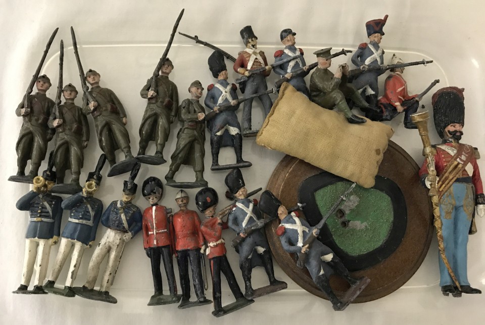 A collection of lead soldiers to include Britains.