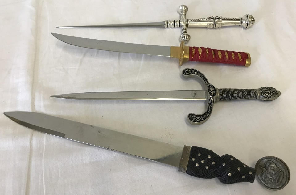 4 reproduction ornamental knives with decorative handles (one a/f).