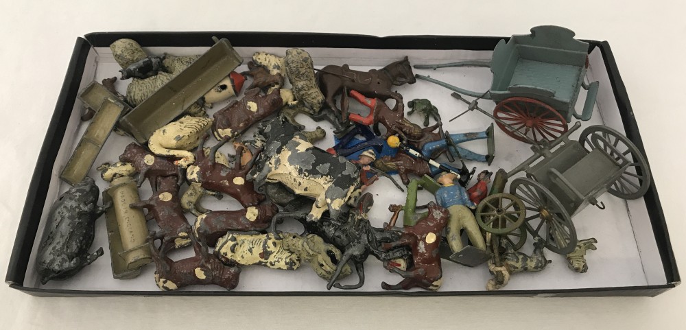 A tray of vintage lead farm figures and soldiers.