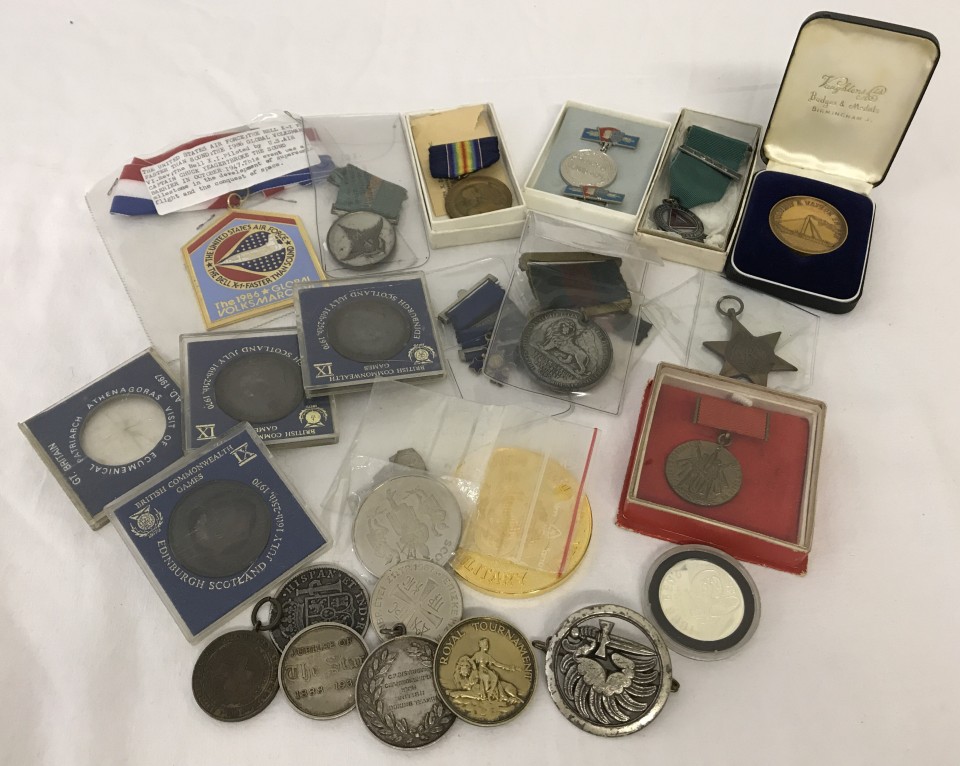 A quantity of 30 assorted medals and medallions.