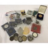 A quantity of 30 assorted medals and medallions.