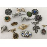 A collection of 15 pieces of vintage costume jewellery.