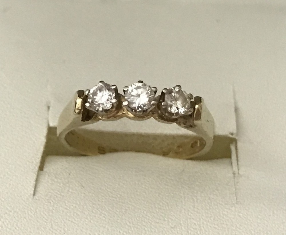 A 14ct gold diamond trilogy ring. Prong set round cut diamonds. Hallmarked 585.