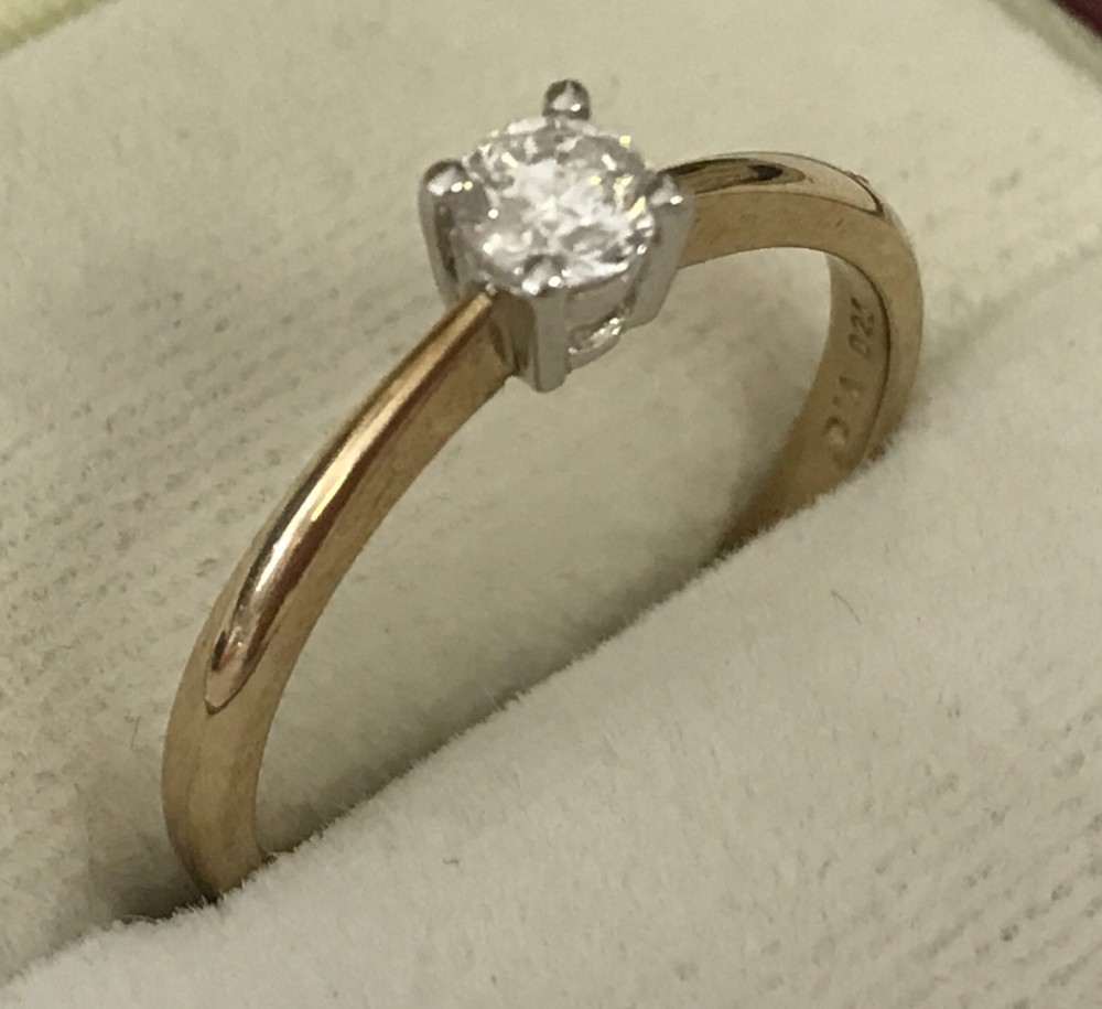 A 9ct gold 1/4 ct diamond solitaire ring.