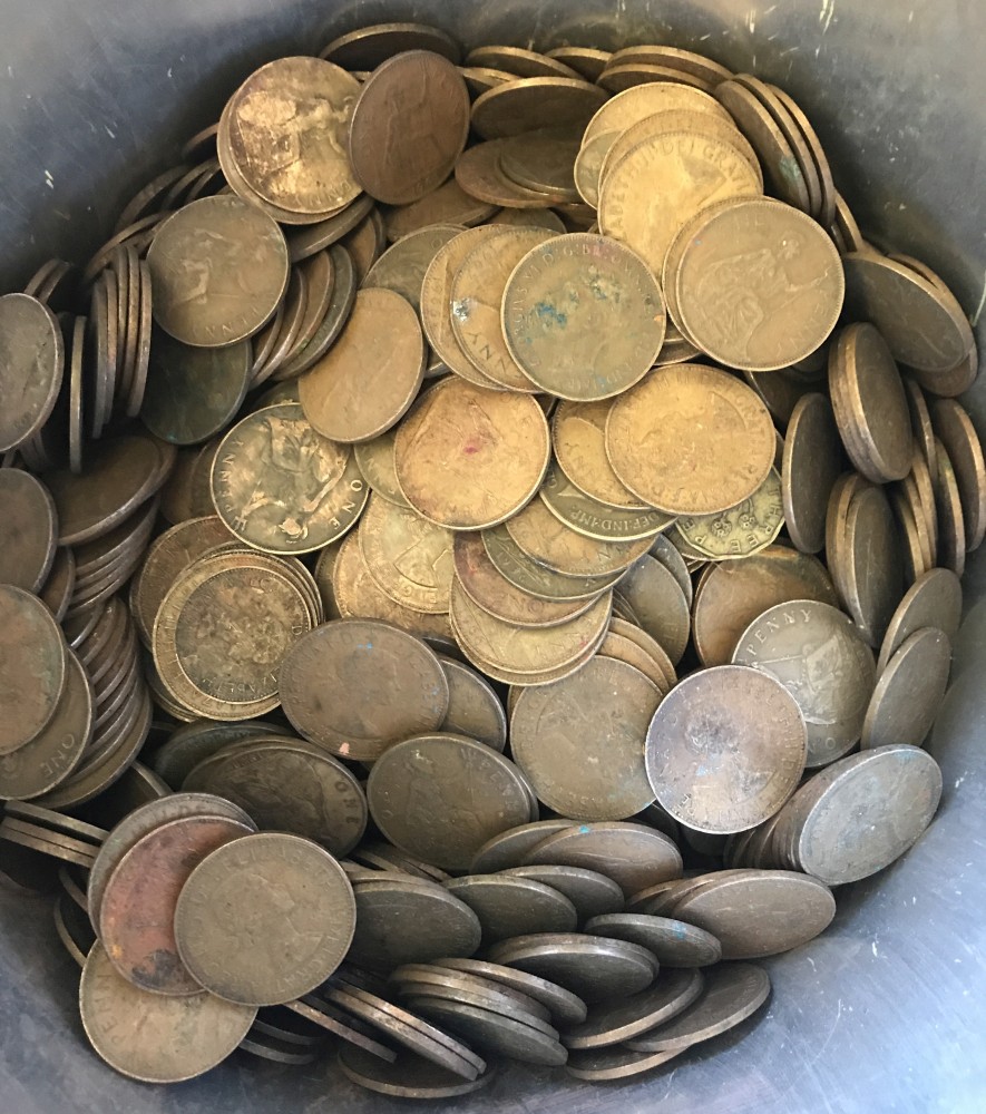 A large quantity of George V, George VI and Elizabeth II pennies.