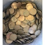 A large quantity of George V, George VI and Elizabeth II pennies.