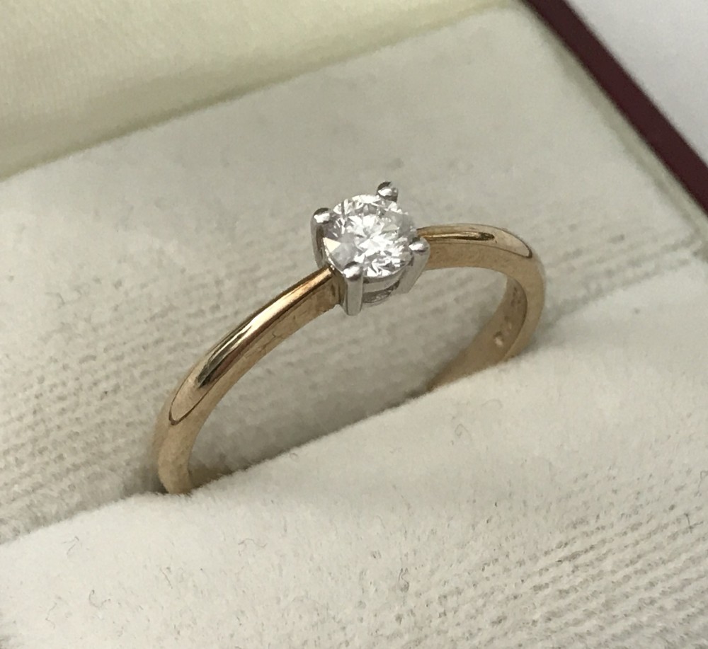 A 9ct gold .25 ct diamond solitaire ring.