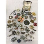 A quantity of vintage brooches.