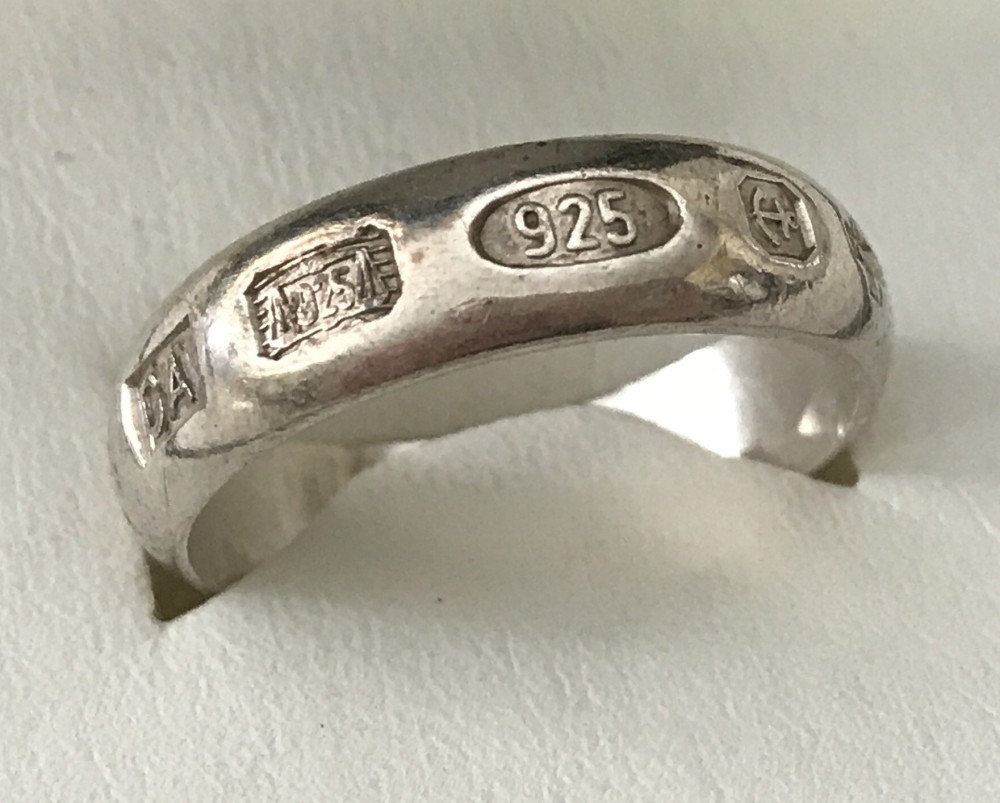 A 925 silver band ring with hallmarked decoration.