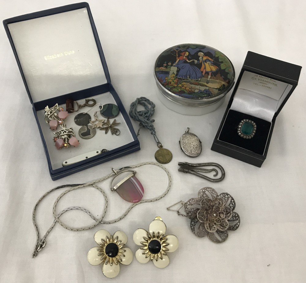 A small quantity of costume, silver and white metal jewellery.