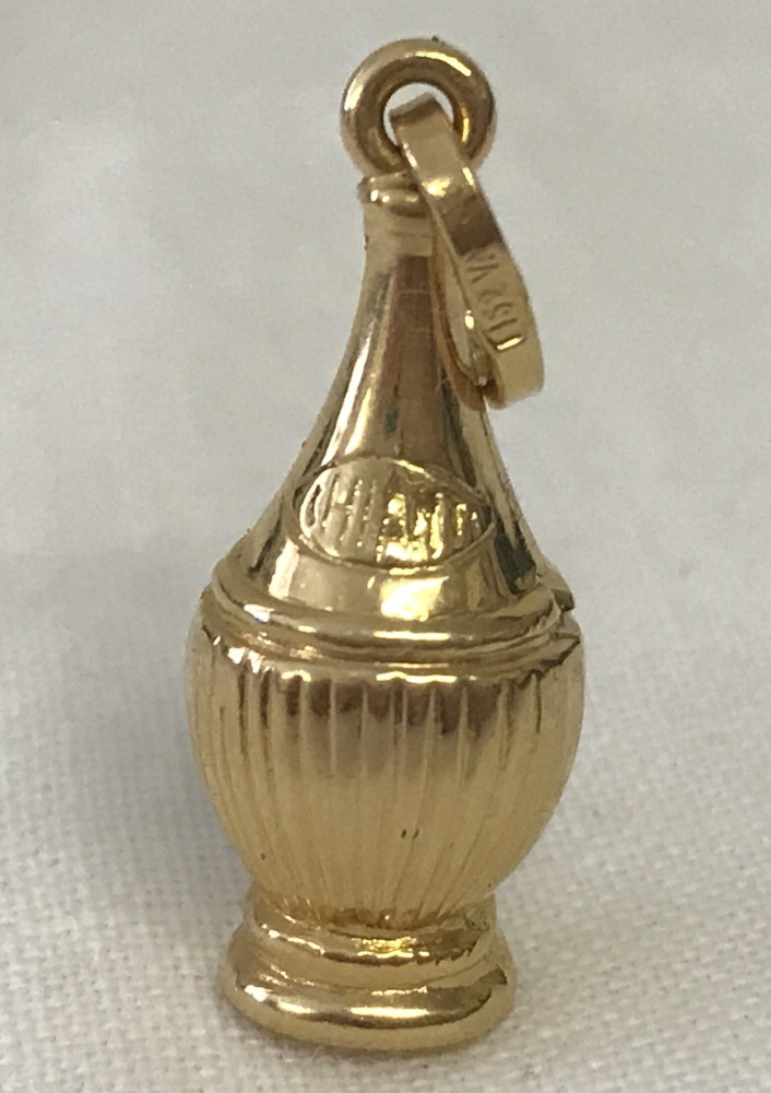 A 18ct gold charm in the shape of a Chianti bottle.