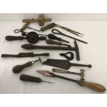 A tray of 17 vintage tools to include hand drill, soldering iron, bag hook and brass dividers.