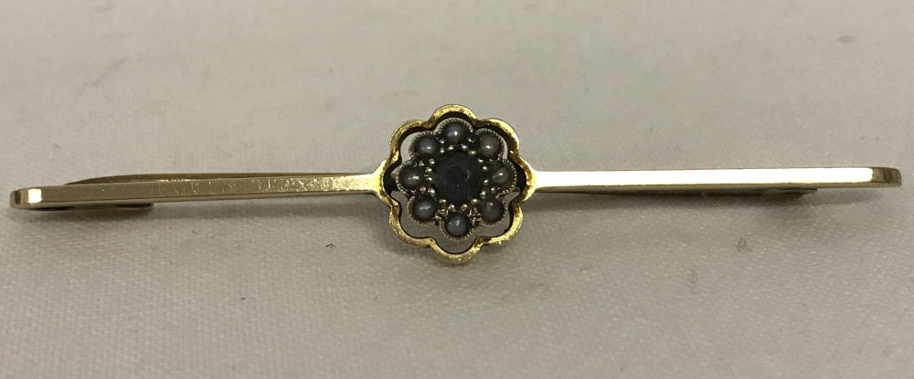 Vintage 9ct gold bar brooch set with a central sapphire surrounded by 8 seed pearls.