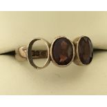 Antique 9ct gold garnet set ring, hallmarked Chester 1911.