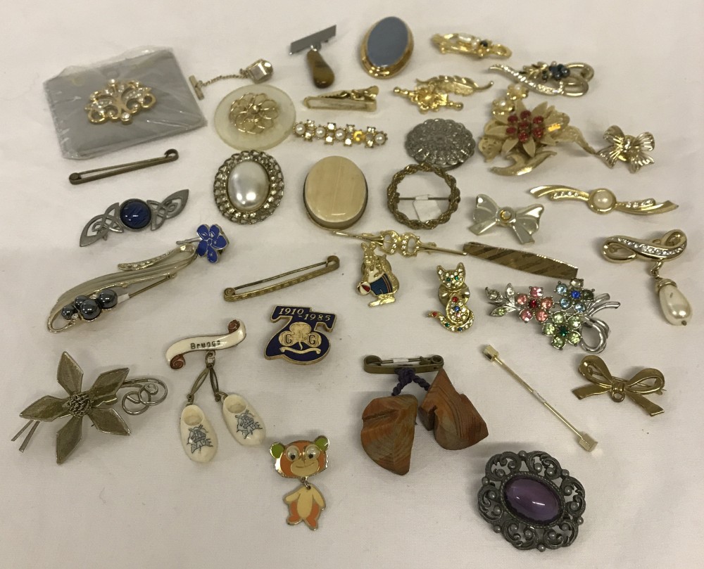 A small quantity of vintage brooches and scarf clips.