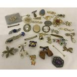 A small quantity of vintage brooches and scarf clips.