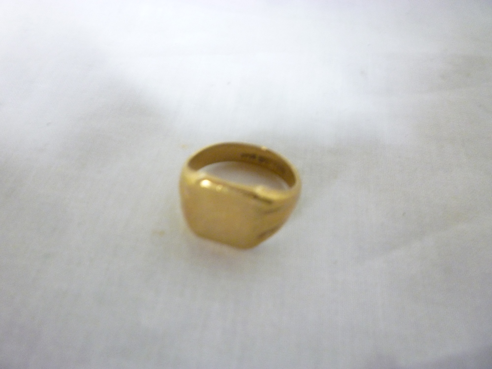A heavy 9ct gold signet-style dress ring